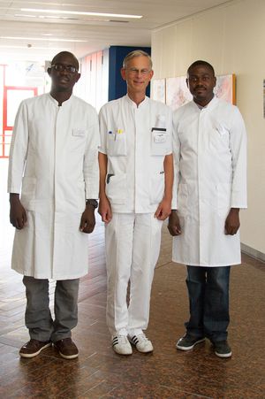 Gastärzte aus Haiti - Dr. Adelin Charles/Haiti (links), Priv.-Doz. Dr. med. T. Bohrer (Mitte), Dr.  Godson Jean-Louis/Haiti (rechts) - (Fotographie: Dr. med. Simon/Bamberg)